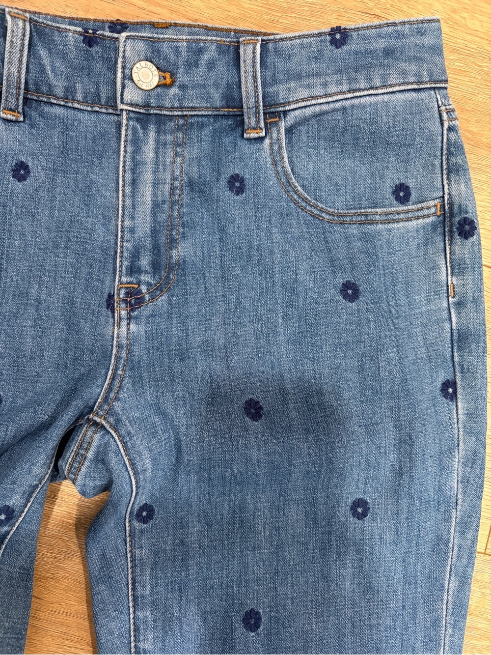 Talbots Everyday Relaxed Jean Embroidered Floral Crop Jeans Size 2 - Picture 6 of 8